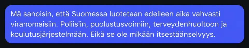 Kuvakaappaus Jukan viestistä: Mä sanoisin, että Suomessa luotetaan edelleen aika vahvasti viranomaisiin.